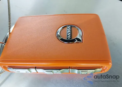 2023 Volvo Xc60 B5 Ultimate Bright Theme z USA, uszkodzony, nr VIN YV4L12DA8P1226720